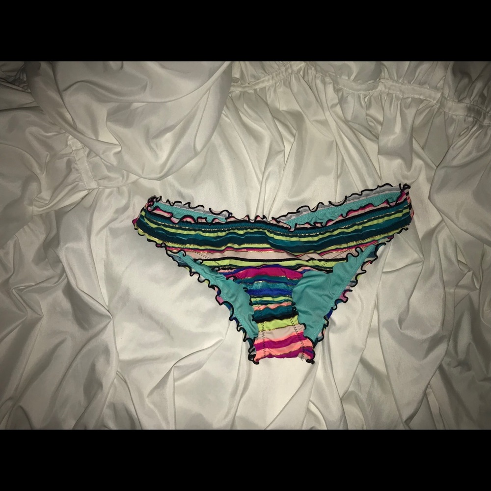 Scrunchy bathing suit bottoms